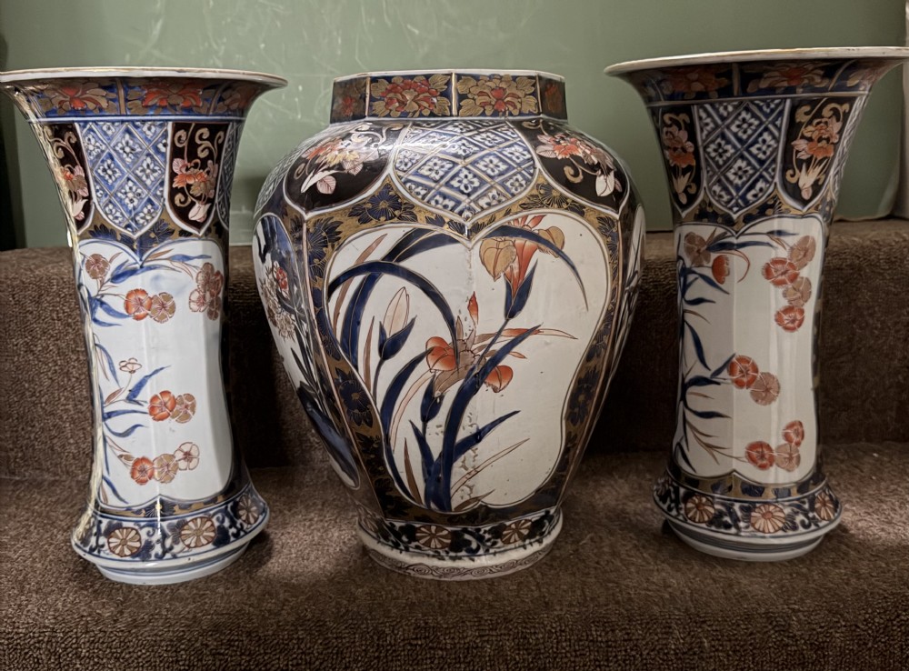 garniture of 3 late c17th early c18th japanese edo period vases decorated in the imari palette